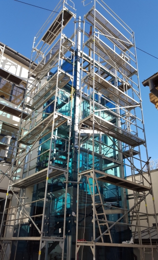 stiklu montāža, toget, priva blue, stikla stiprinājumi
